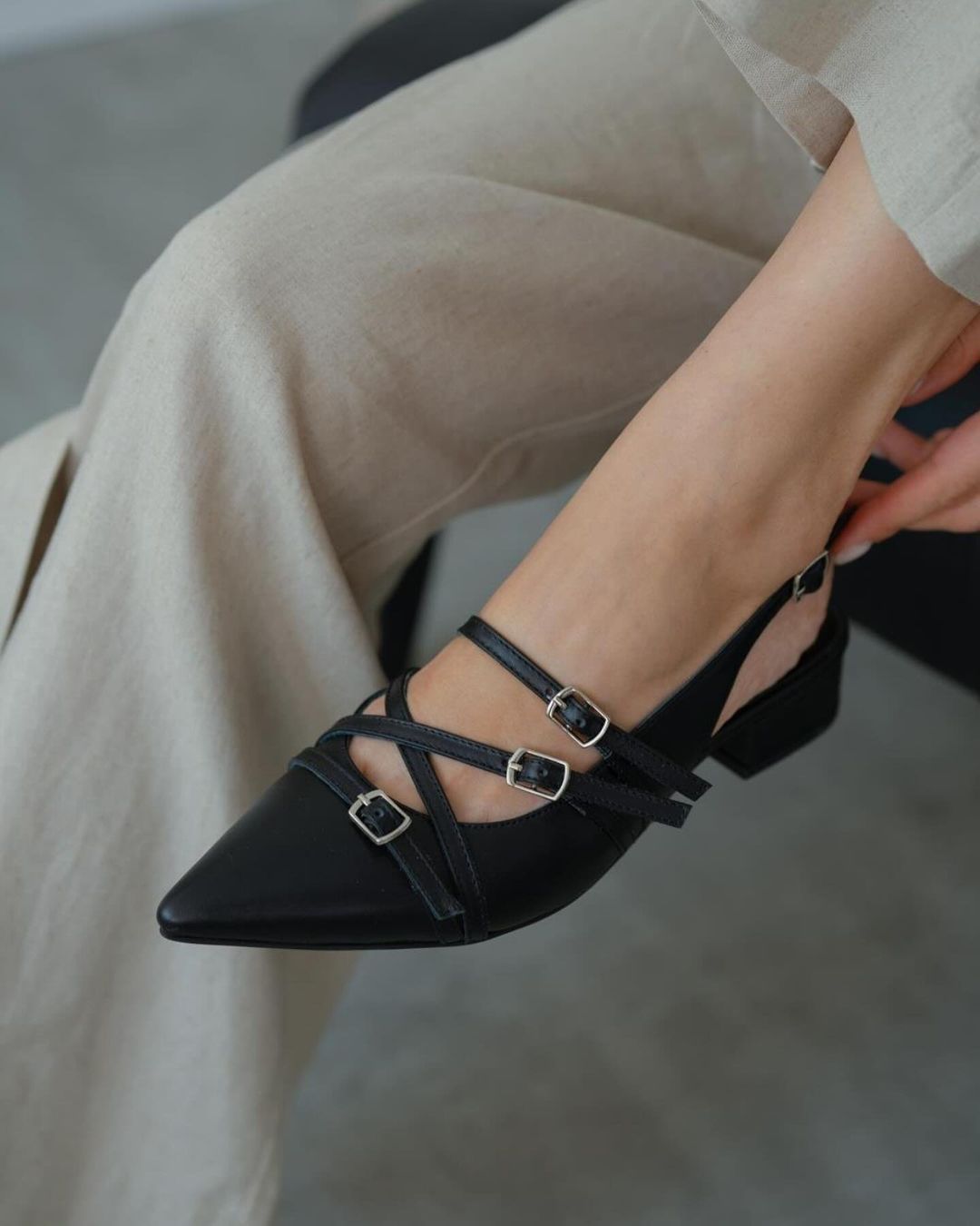 Elegant short heel shoes