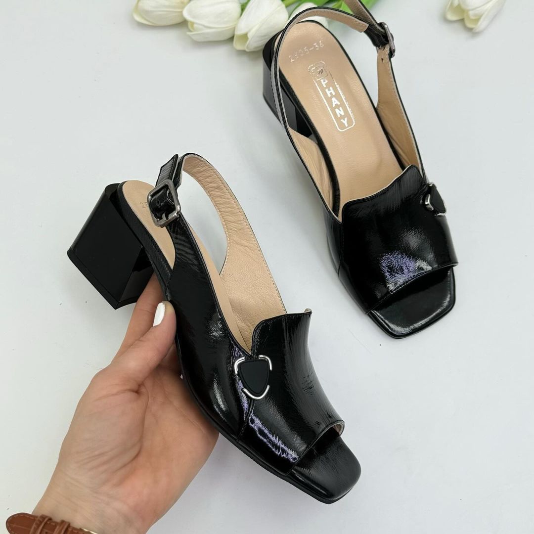 Fashionable leather sandals