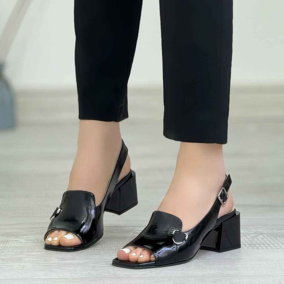 Fashionable leather sandals