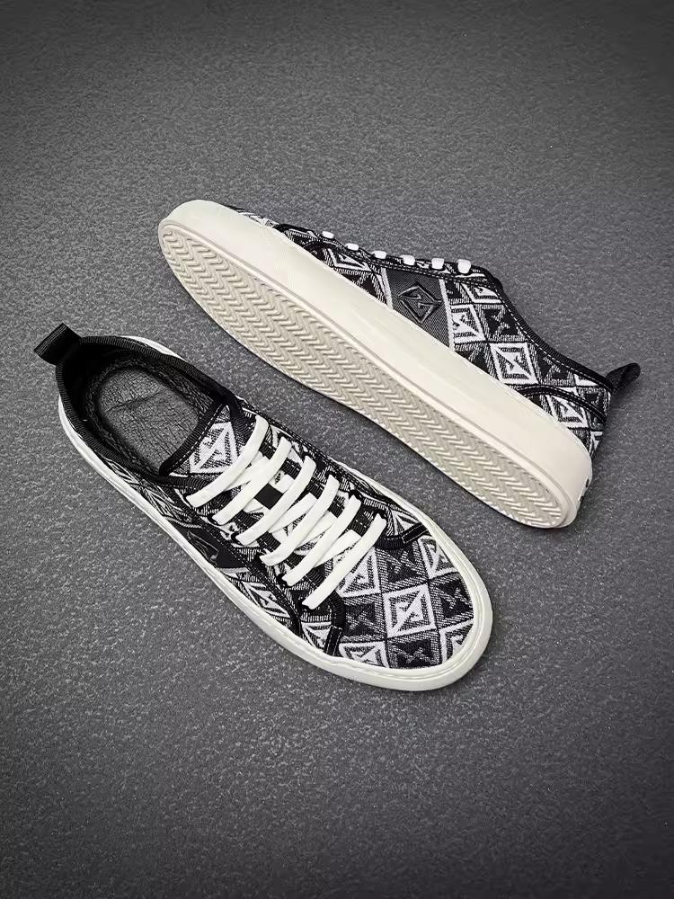 Summer new men's shoes fashion breathable embroidered soft bottom shoes