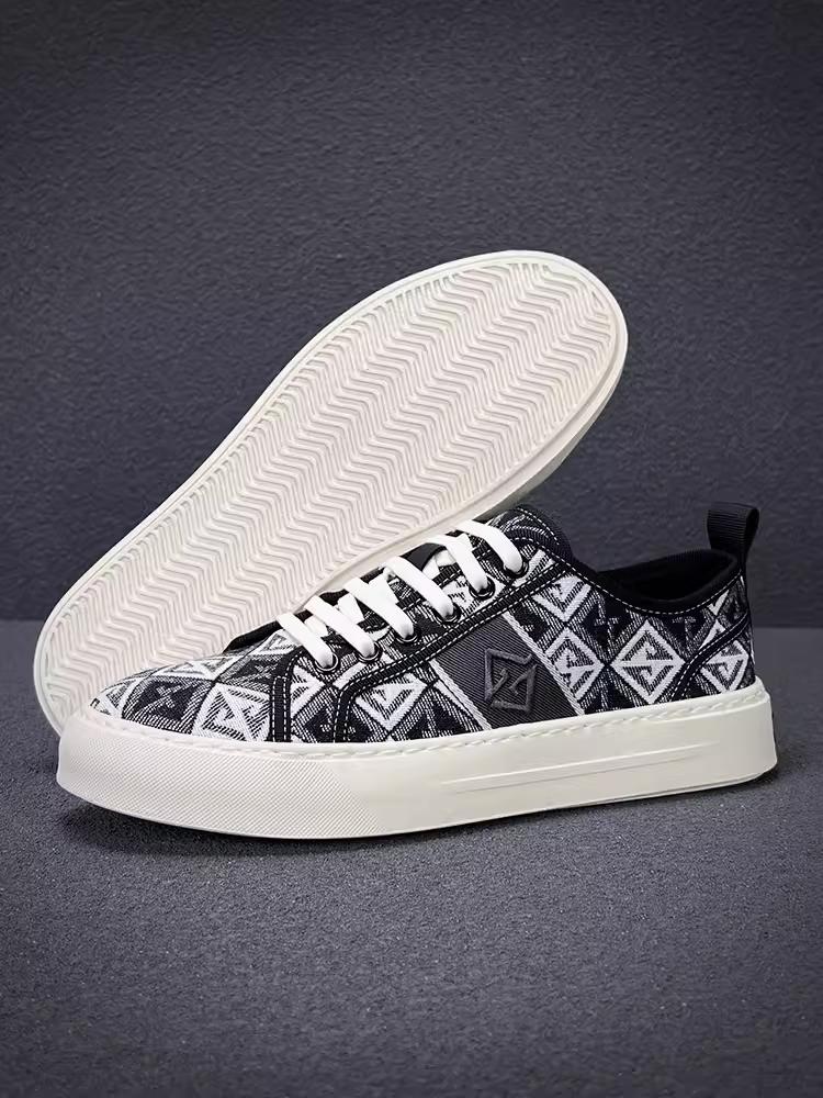 Summer new men's shoes fashion breathable embroidered soft bottom shoes