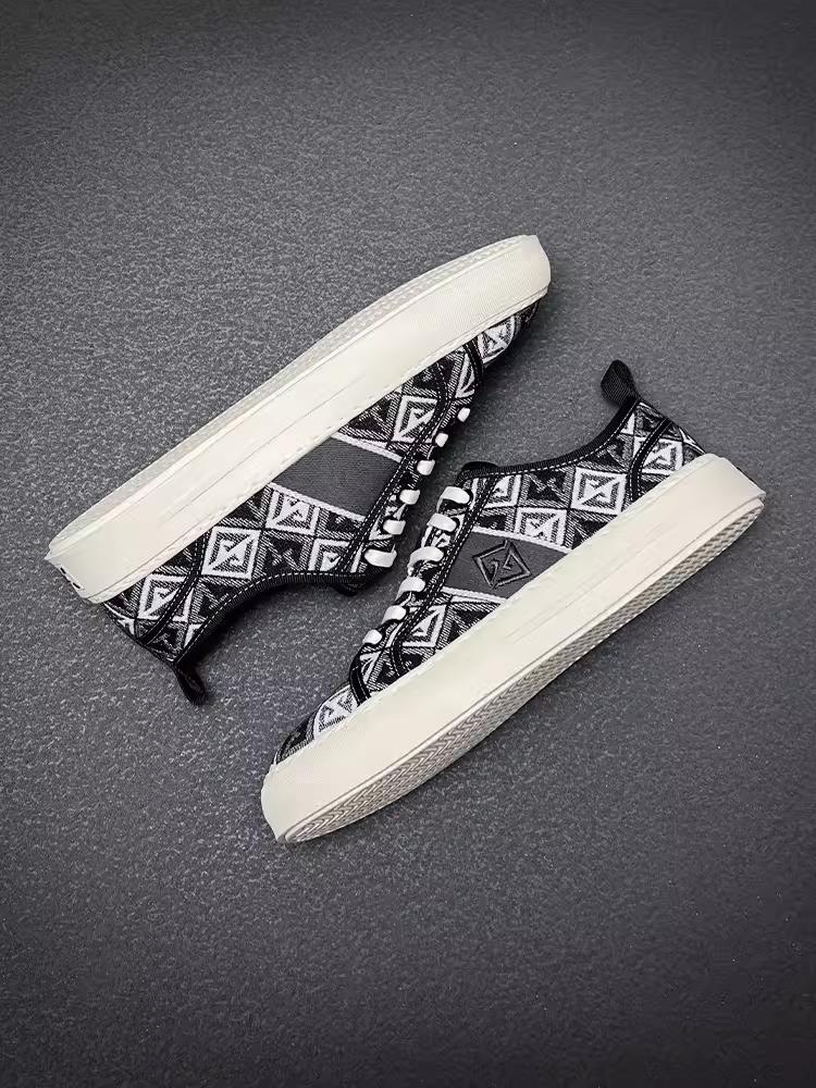 Summer new men's shoes fashion breathable embroidered soft bottom shoes